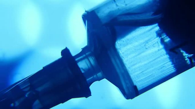 塑料注射器从蓝色医学实验室的细管中吸水
