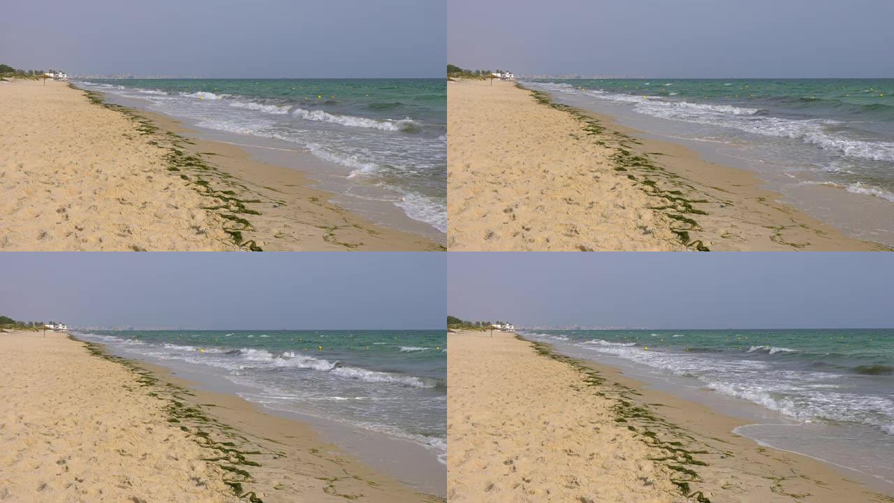 沙滩背景上的海浪。在海边溅起的水浪