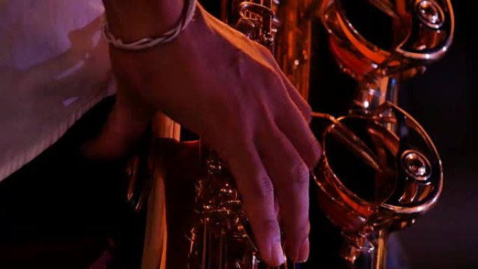 4k特写萨克斯管演奏者演奏金色萨克斯管。现场爵士音乐