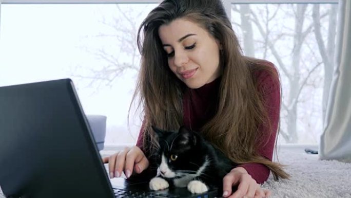 在网上聊天，漂亮的女士带着宠物在笔记本电脑前