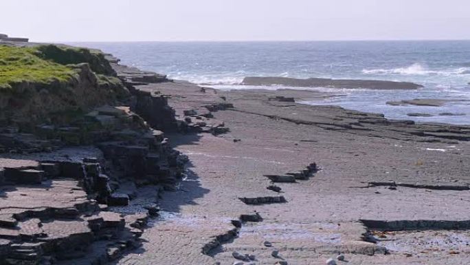 爱尔兰西海岸的基尔基岩石海滩