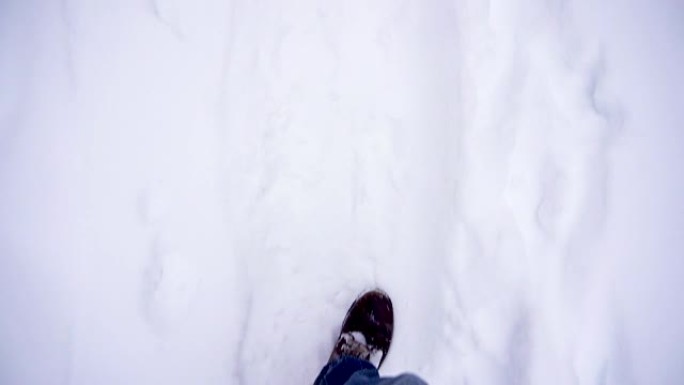 在雪地里行走的人