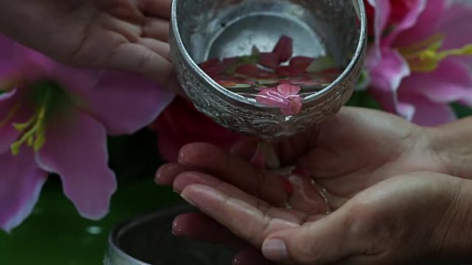 泰国泼水节概念:泰国人庆祝新年泼水节时，会送花环给长辈，并祈求祝福