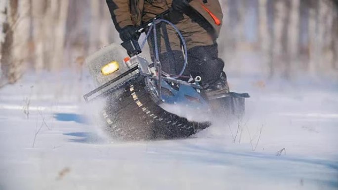 迷你雪地摩托克服、操纵和转向深雪