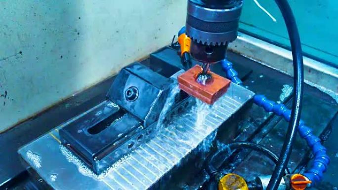 工业和金属加工概念的全高清视频来自电焊工具与水冷系统的工作
