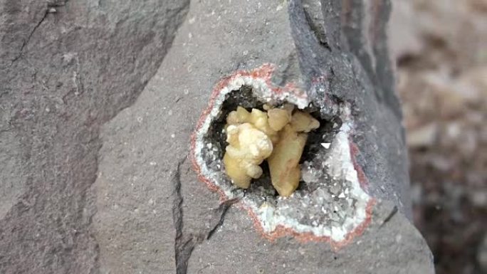 斑岩中的方解石晶体