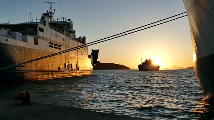 伊古梅尼察港美丽的金色日落。希腊伊古梅尼察海港的渡船。