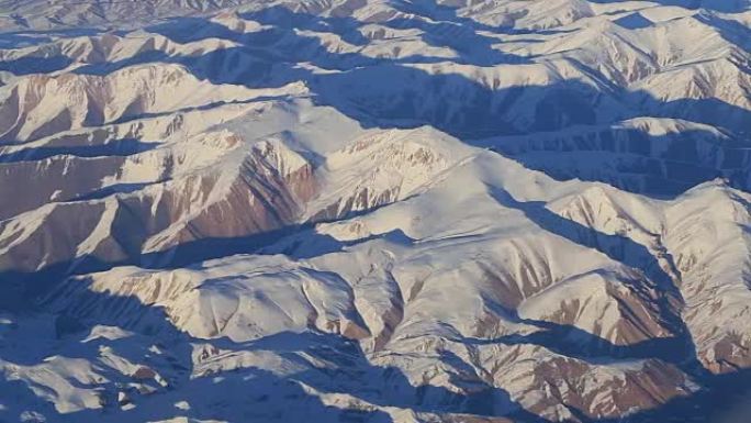 山上的鸟瞰图。从平面窗口观看。阿富汗的兴都库什山系