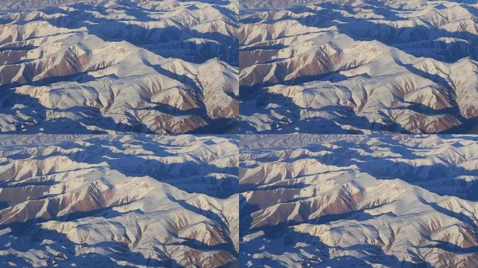 山上的鸟瞰图。从平面窗口观看。阿富汗的兴都库什山系