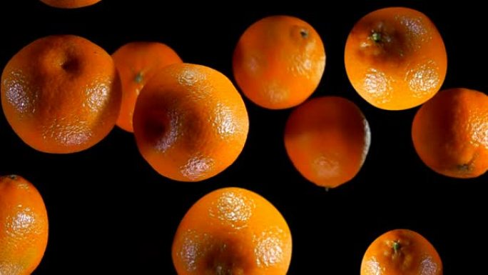 多汁成熟的橘子飞向镜头