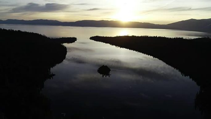 加利福尼亚州太浩湖翡翠湾清脆的早晨日出