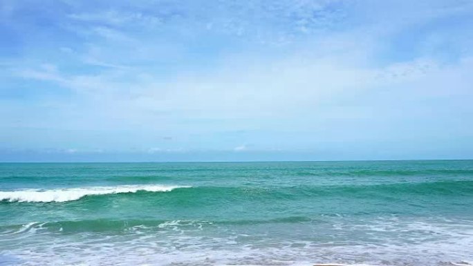 热带安达曼海景风景秀丽，在泰国美丽的海滩上，海浪在沙滩上坠落