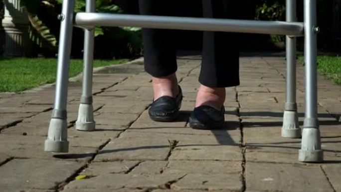 老年妇女在后院使用助行器肿胀的脚