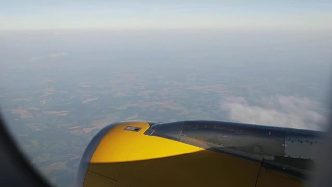 从飞机高度飞行的白色蓬松云上的天空鸟瞰图