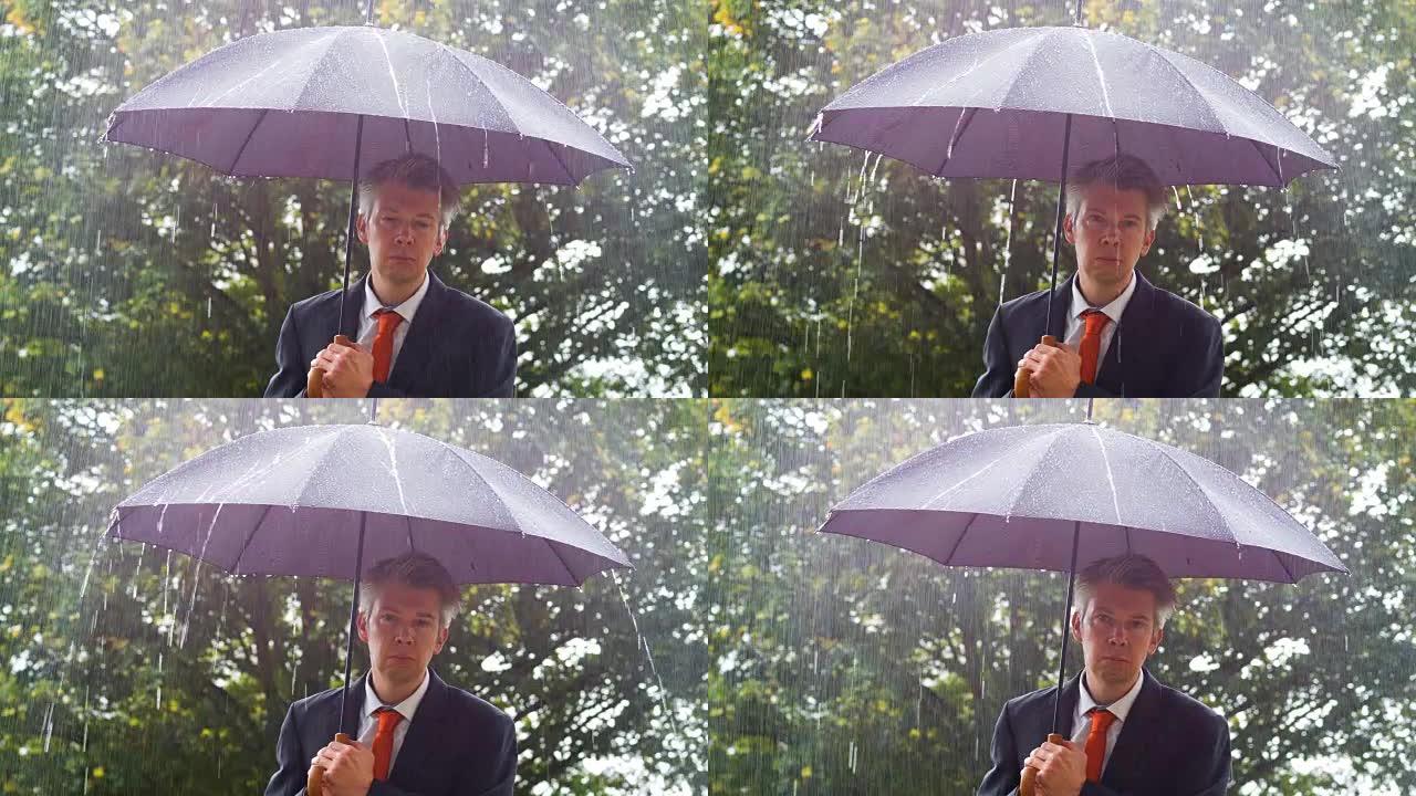 商人在雨中躲在雨伞下