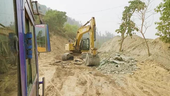 挖掘机修理尼泊尔的道路。