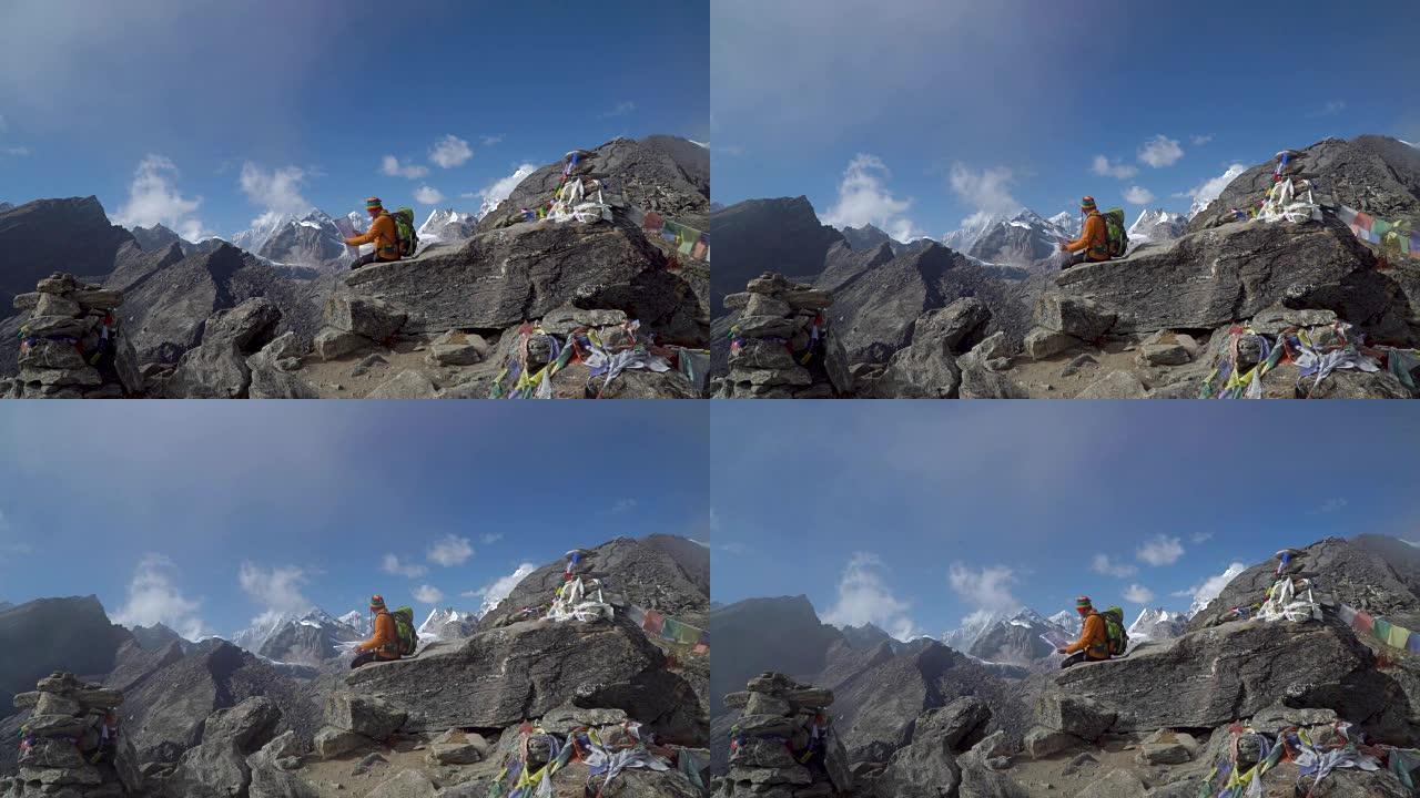 一个有地图的人坐在岩石上