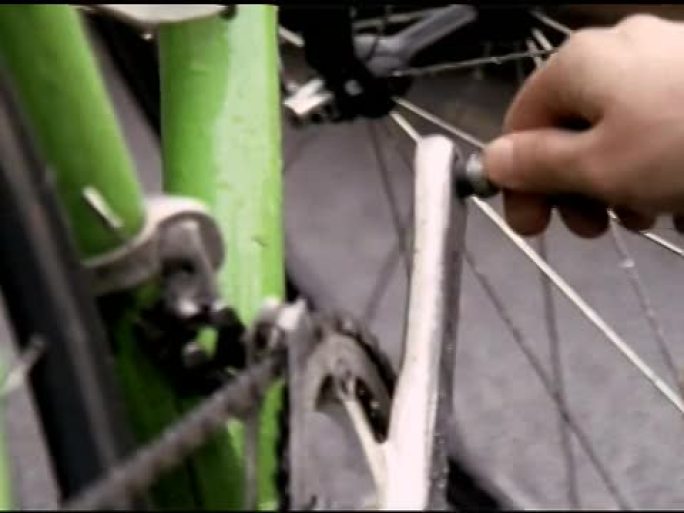 电影: 自行车赛车手准备自行车