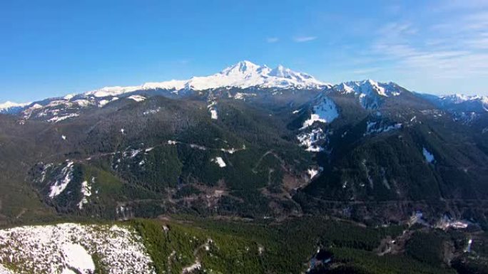 空中贝克山华盛顿州喀斯喀特山脉令人惊叹的自然颜色广角景观绿色山谷到雪峰