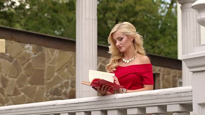 靠在阳台栏杆上看书的女孩。
