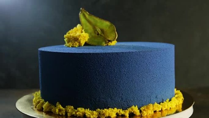 美丽的蓝色蛋糕装饰着干梨