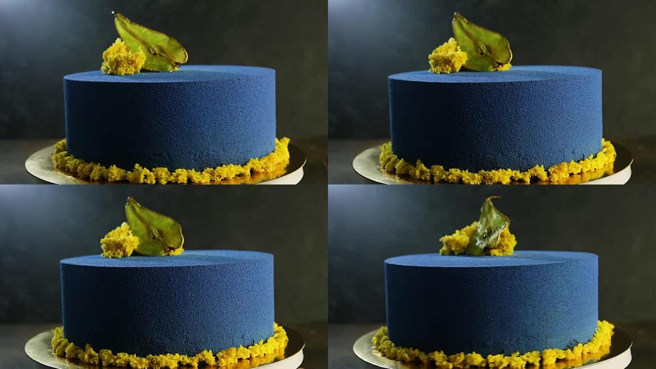 美丽的蓝色蛋糕装饰着干梨