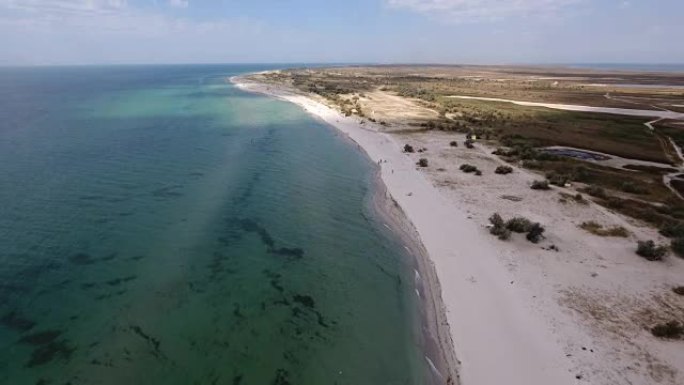 Dzharylhach岛的航拍，其笔直的沙质海岸和湿地