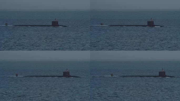 外海的水上核潜艇。