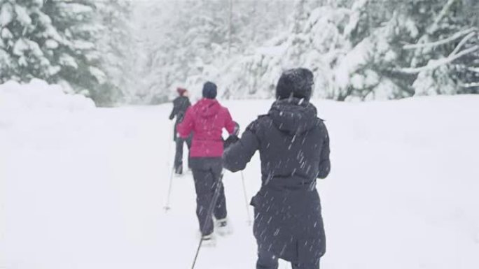 三位年轻女士徒步穿越雪道