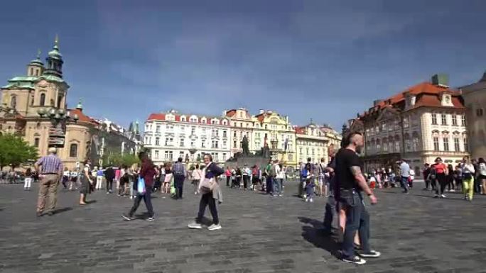 在阳光明媚的日子里，拥挤的游客在布拉格老城广场上狼吞虎咽