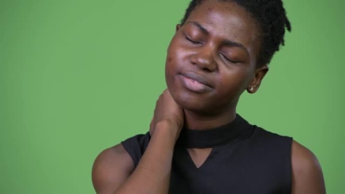 年轻的非洲女商人颈部疼痛