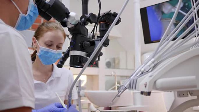 医学专家正在研究显微镜，接下来是使用现代设备的办公室女助理