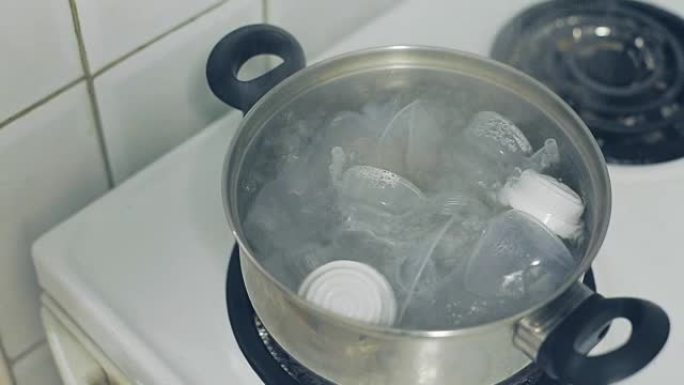 用沸水对吸奶器和婴儿奶瓶进行消毒