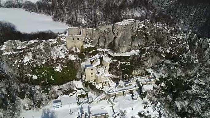 卡尔尼克山冬季航拍镜头，克罗地亚普里戈列地区悬崖上的堡垒