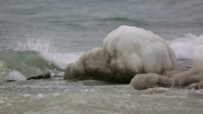 石头被冰覆盖被波浪冲刷