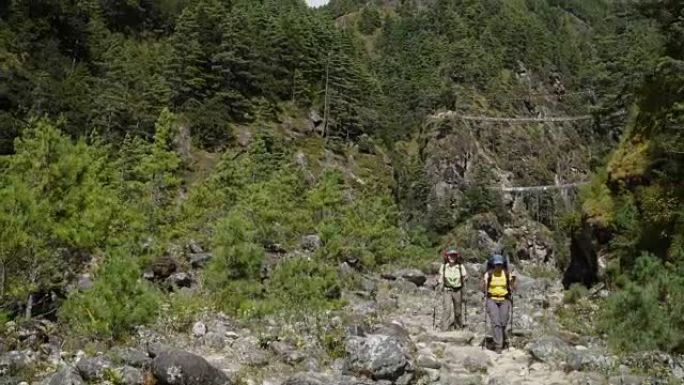 尼泊尔山区背着背包的游客
