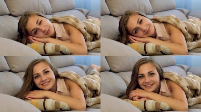 女人闭着眼睛躺在沙发上