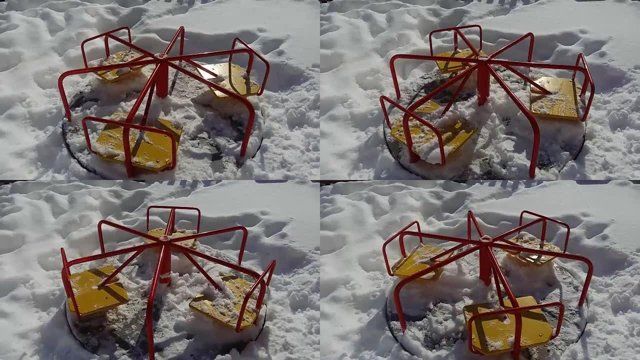 雪地里的旋转木马。冬季居民楼院子里的儿童游乐场。