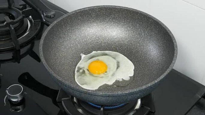 在煤气炉上煮鸡蛋