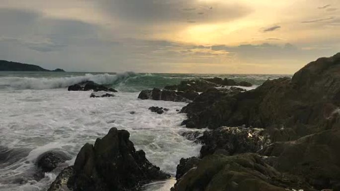 泰国卡利姆普吉岛海滩上美丽的日落，4K。