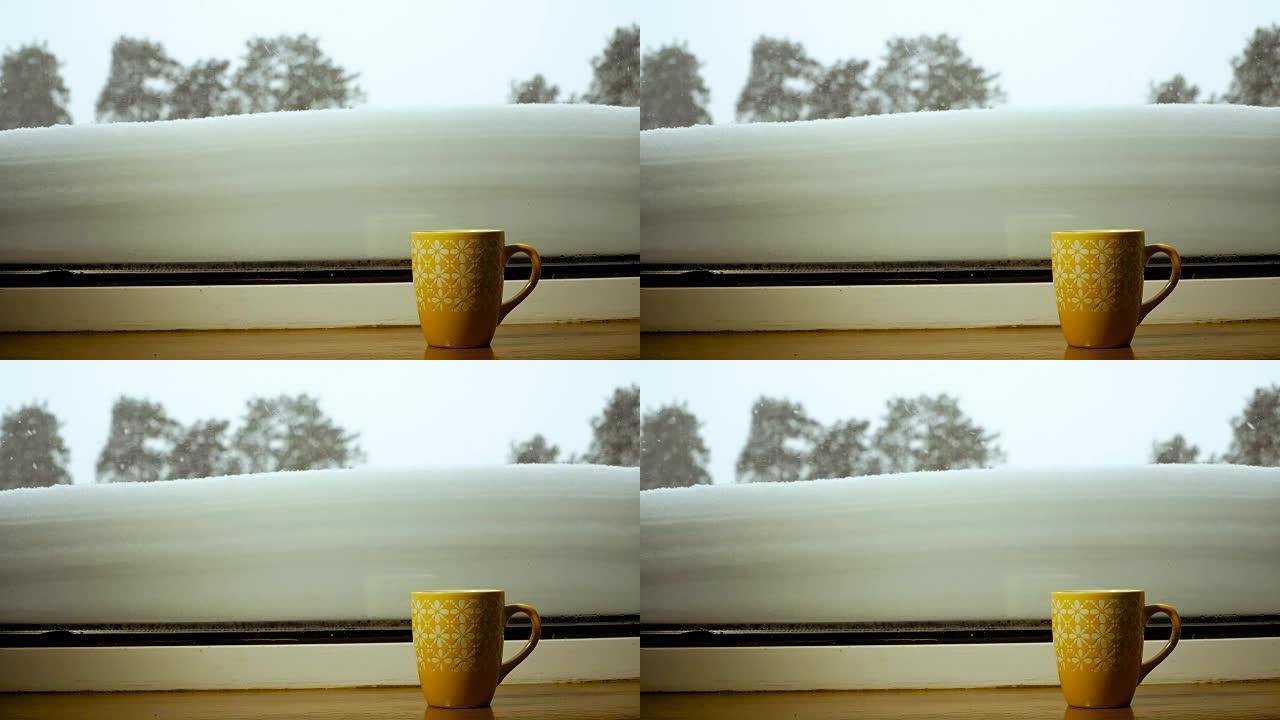 冬季森林里的热咖啡。喝咖啡的女孩