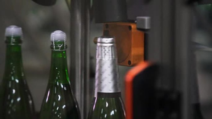 用香槟包裹铝箔瓶颈。