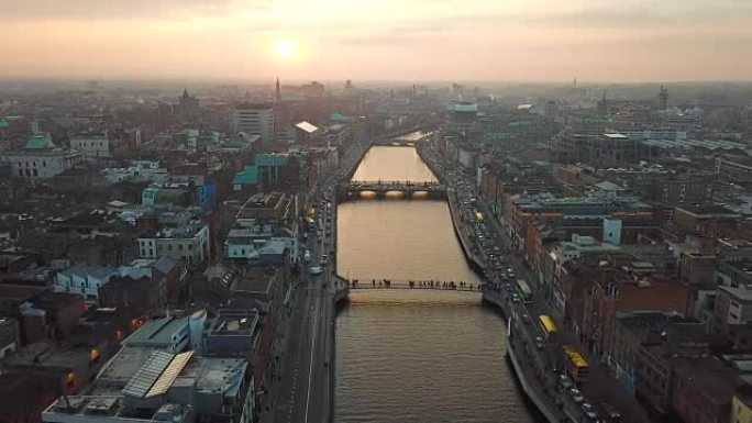 日落时，都柏林市中心与利菲河的鸟瞰图