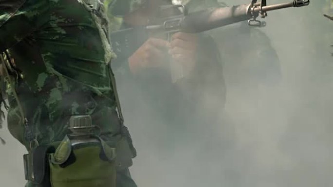 在森林中，手持枪械、身穿烟雾迷彩服的士兵。军队有责任维护领土。