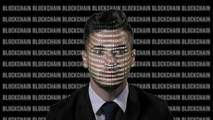 忧心忡忡的团队领导使用增强现实来分析正在运行的区块链黑屏背景上的比特币数据
