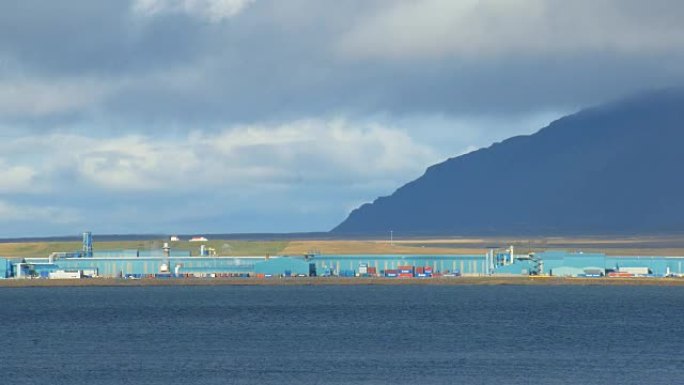 在阳光明媚的日子里，冰岛鲸鱼峡湾附近的工厂的工业建筑，平静的工业景观