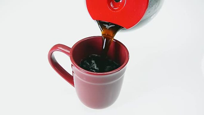 红色咖啡杯配新鲜冲泡咖啡