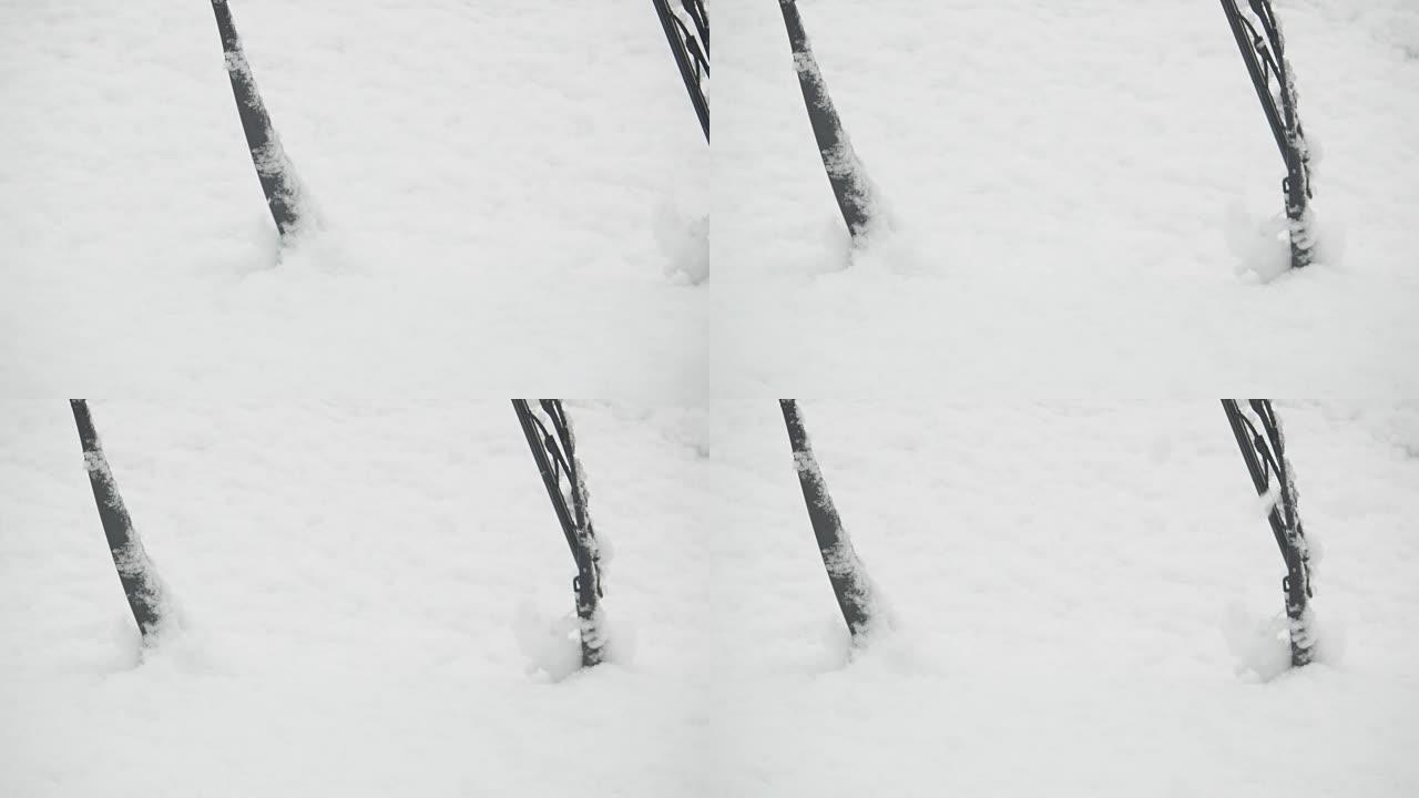 江原道江陵市降雪天气中的挡风玻璃刮水器