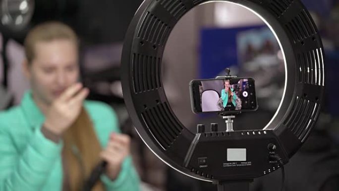 Vlogger在智能手机前录制视频博客