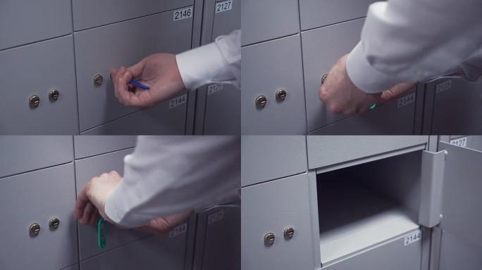银行经理双手将两把钥匙放入保险箱的钥匙孔中